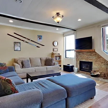 Walk To Lifts! Remodeled 2 Bedroom Condo